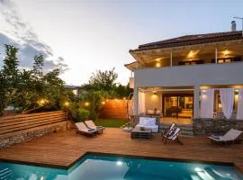Casa Constantine Spacious Family and Friends Oasis with Pool, 10 Min from Kalamata