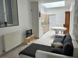 Appartement rénové, RDC, proche commodités