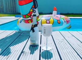 Unieke landelijke woning met zwembad, hótel í Kranenburg