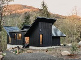 Maple Falls Cabin #58 - Wi-Fi - Pets Ok - Views - Vc - Sauna - Soaker Tub, hotel a Maple Falls