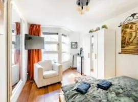 B Center charming room on the canal