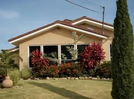 Charming Hutchie's Cottage at DraxHall Country Club with Lap Pool & Free WiFi Country Club, Jamaica