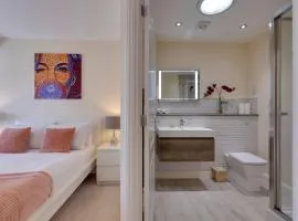 Modern and Spacious Townhouse with Free Parking Pass the Keys