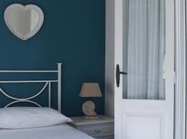 Renovated house 400 meters from the sea with parking, hotel in Forte dei Marmi
