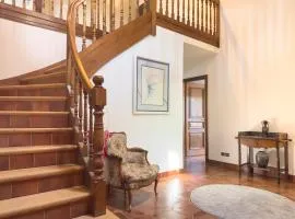 Spacious 150 sqm Home in a Natural Setting with Easy Access & Private Courtyard Parking - Balcony, Fire Pit, Ping-Pong, and Relaxing Outdoor Amenities