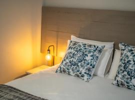 Room 6 - LEO Sky Guest House, hotel v destinaci Simondium