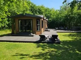 Oak Tree Lodge with Hot Tub near Alton Towers