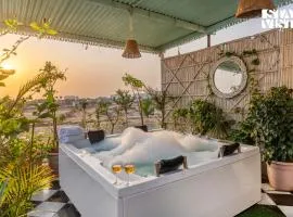 StayVista at Sitara with Jacuzzi & WiFi