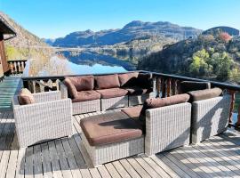 Feriehus i Flekkefjord med panoramautsikt, hotel with hot tubs in Flekkefjord