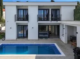 6 Bedroom Awesome Home In Prolozac