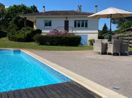 Maison Pierre 3 bedroom house with swimming pool, hotel in Léon