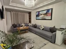 Chic 2BR Apt - Walk to Beach