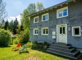Mit Blick auf Bergwiesen - Familienfreundliches Bauernhaus im Westallgäu, hotel v destinaci Weiler-Simmerberg