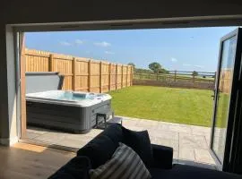 Ground Floor Barn with Hot Tub, Dog Friendly, Sleeps up to 8 close to Monmouth, Ross on Wye, Hay on Wye and Hereford!