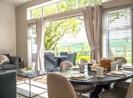 A Stylish Retreat Set In A Scenic Country Club