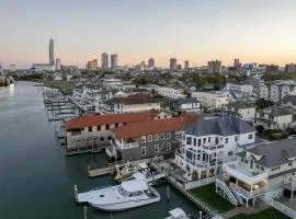The Capone House-Historic Bayfront Home w/hot tub
