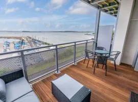 Ocean Breeze - Stunning Harbour Views from Private Balcony