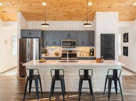 Dreamy Artist Chalet in Secluded Historic Village, hotel com estacionamento em Warren