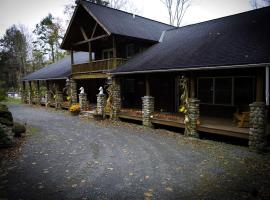 Spacious Villa Rental with a Pool for a Large Group near Catskill Mountains, New York, ξενοδοχείο σε Fishs Eddy
