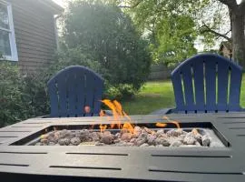 Serene single story, Grill, Fire Pit, fenced yard and Pet friendly stay
