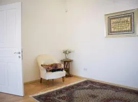Amazing 2BR Private Villa in Saar、Sārのコテージ