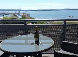 Beach Point - Stunning Harbour Views from Balcony