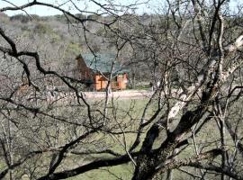 Charming Cabin Stay for Six Nestled Amid Central Texas' Wildlife in Buda, hotel en Buda