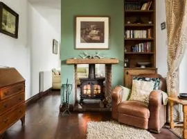 The Willows - Charming Railway Woodland Cottage with Log Burner