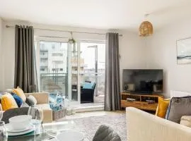 Harbourside Retreat - Spacious Balcony with Harbour Views