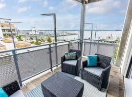 Harbourside Retreat - Spacious Balcony with Harbour Views