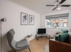Comfortable 2 Bedroom Home with Parking in Taunton