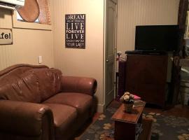 Rustic Getaway Cabin in the Historic District of Ingram, Texas, hotel din Ingram