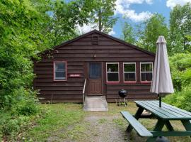 Family Mountain Vacation Rental with Fireplace in Connecticut River Valley, ξενοδοχείο σε Lyme