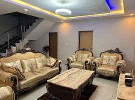 Luxury, Fully Serviced , 3BR Apt in Secure Estate, Lekki