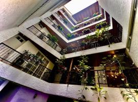 Casa del Hidalgo Hotel Cali Centenario，卡利的附設泳池的飯店