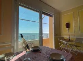Alloggio turistico fronte mare con vista da sogno