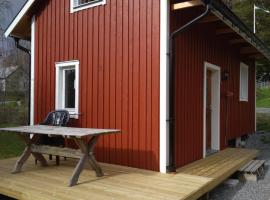 Nyrenoverad charmig g&auml;ststuga med sovloft i J&auml;rpen, casa de campo em J&auml;rpen