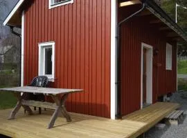 Nyrenoverad charmig gäststuga med sovloft i Järpen