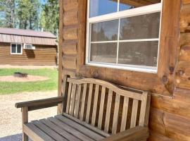 Lovely Wooden Cabin with Barbecue in Rapid City, South Dakota, Hotel in Rockerville