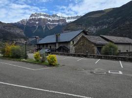 Villa Russell Hotel&Apartments, hotel v destinaci Torla