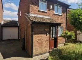 Detached 3 Bedroom House in Leicester with Private Parking
