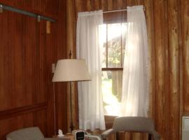 Three-Bedroom Cabin Rental with a Screened Porch on Little Crooked Lake, Wisconsin, khách sạn ở Boulder Junction