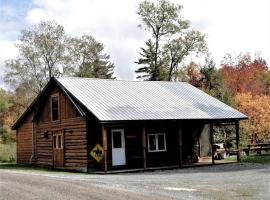 Simple and Spacious Log Cabin Rental on Working Ranch in Adirondacks, hotel a Greig