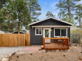 The Maple Lane Hideaway - Hot Tub, Fireplace, Barbecue, Fenced Yard!