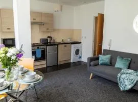 Elegant Trafford Flat, Free Private Parking, Self Check-in Anytime - Perfect for Late Arrivals, Fast Wi-Fi, 5 mins to Old Trafford Stadium