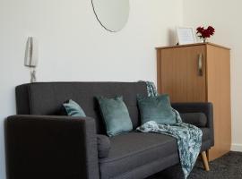 The Trafford Luxe , Garage Parking, Self Check-in Anytime - Perfect for Late Arrivals, Ultra- Fast Wi-Fi, 5 mins to Old Trafford Stadium, hotel en Mánchester