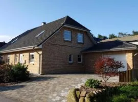 Dachgeschossferienwohnung In Ruhiger Lage, Mit Gartenterrasse Und Gartenhaus