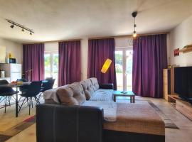 Große Wohnung In Palit Mit Privatem Balkon, hotel v destinaci Palit