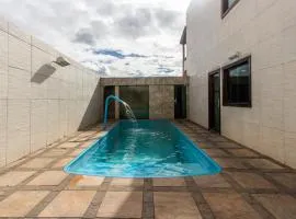 Casa com piscina,churrasqueira e otima localizacao