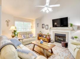 Deck and Yard Savannah Area Retreat!, ξενοδοχείο στη Σαβάνα